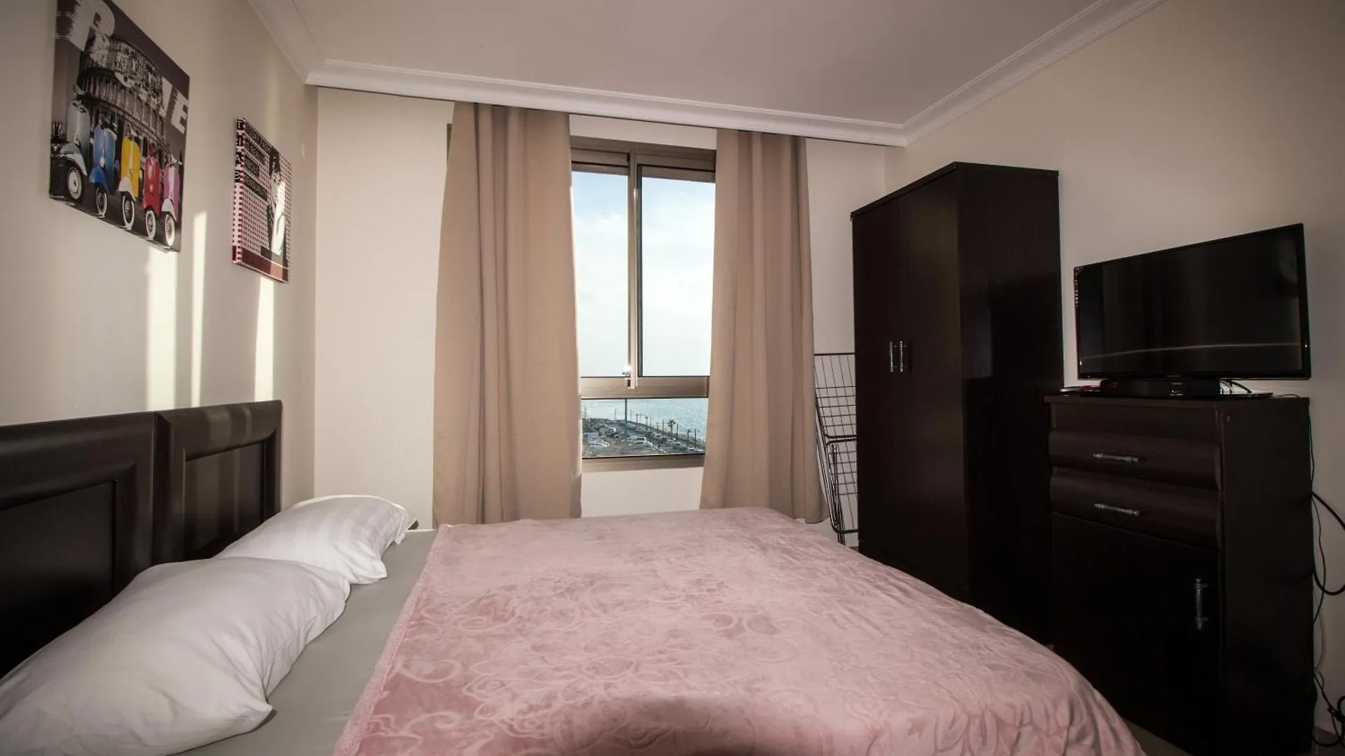 Hotel apartamentowy Apartments On The Beach Hajfa Izrael